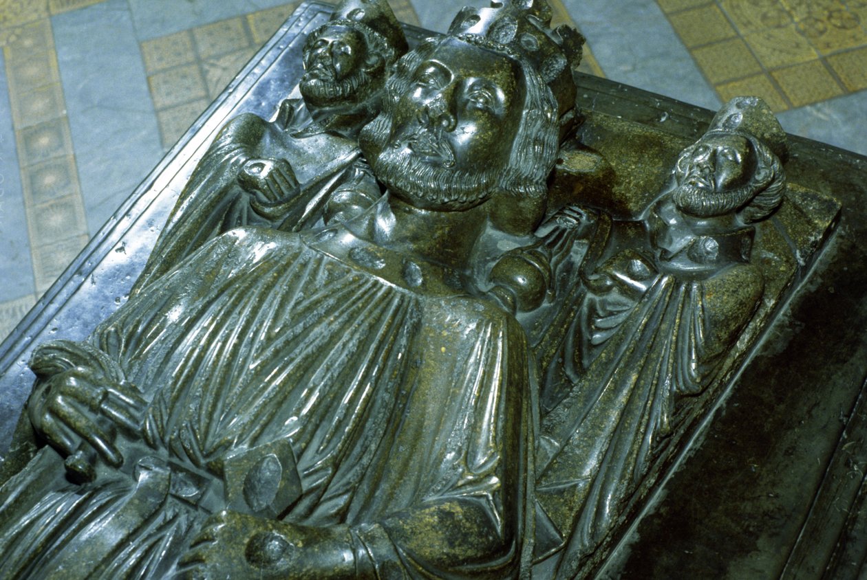 قبر الملك جون مع شخصيتين مصغرتين لسانت وولستان وسانت أوزوالد ، 1232 بواسطة مدرسة اللغة الإنجليزية