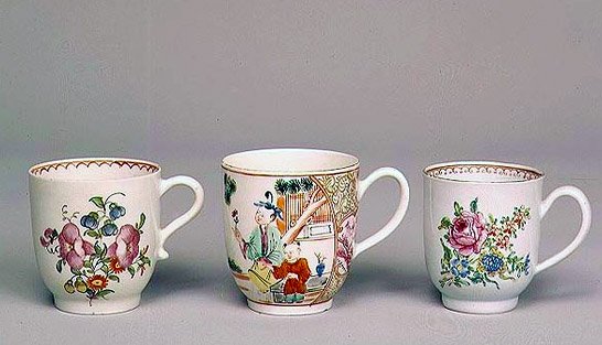 كأس قهوة ليفربول ، c.1750-80 ؛ Lowestoft فنجان القهوة الخزف ، 1778 ؛ ورسيستر فنجان قهوة بورسلين ، c.1750-70 بواسطة مدرسة اللغة الإنجليزية