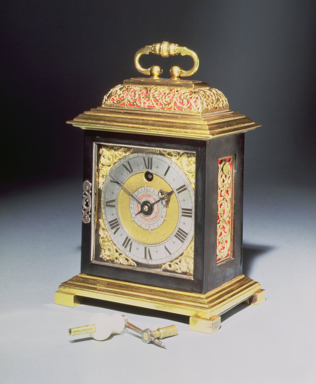 ساعة قوس صغيرة مع هيكل من المعدن المطلي بالذهب والمعدن المذهل من توماس تومبيون (1639-1713) ، c.1710 بواسطة مدرسة اللغة الإنجليزية