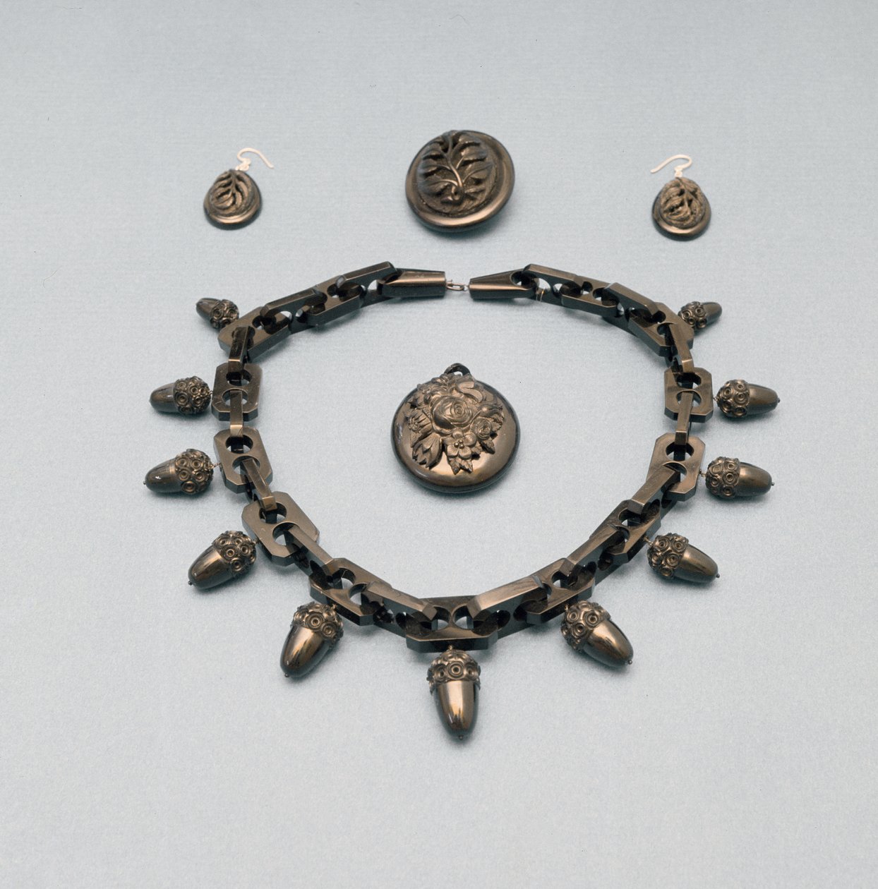 قلادة واقراط وبروش وقلادة c.1870 (ويتبي جيت) بواسطة مدرسة اللغة الإنجليزية