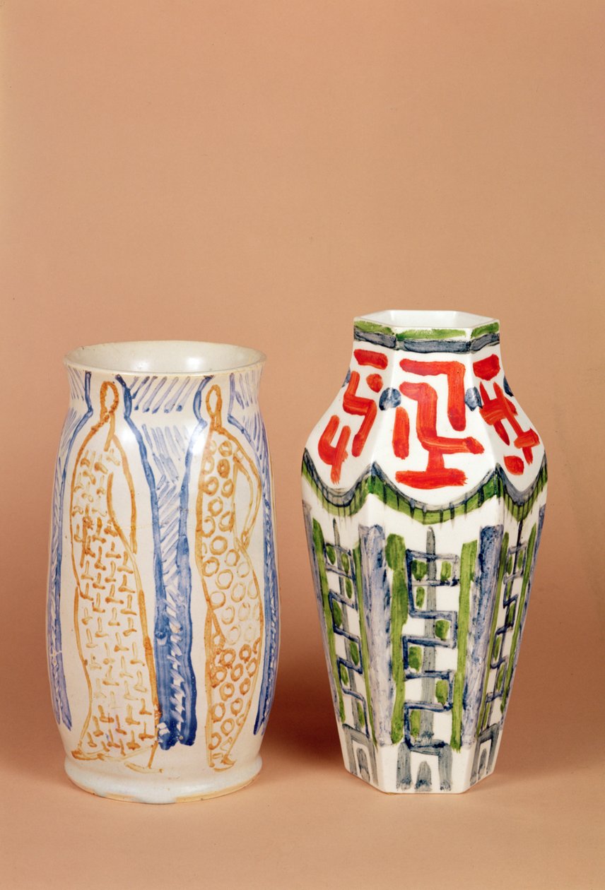 مزهرية ورشة عمل أوميغا ، 1914 ومزهرية بورسلين ربما رسمها روجر فراي (1866-1934) 1912-19 بواسطة مدرسة اللغة الإنجليزية