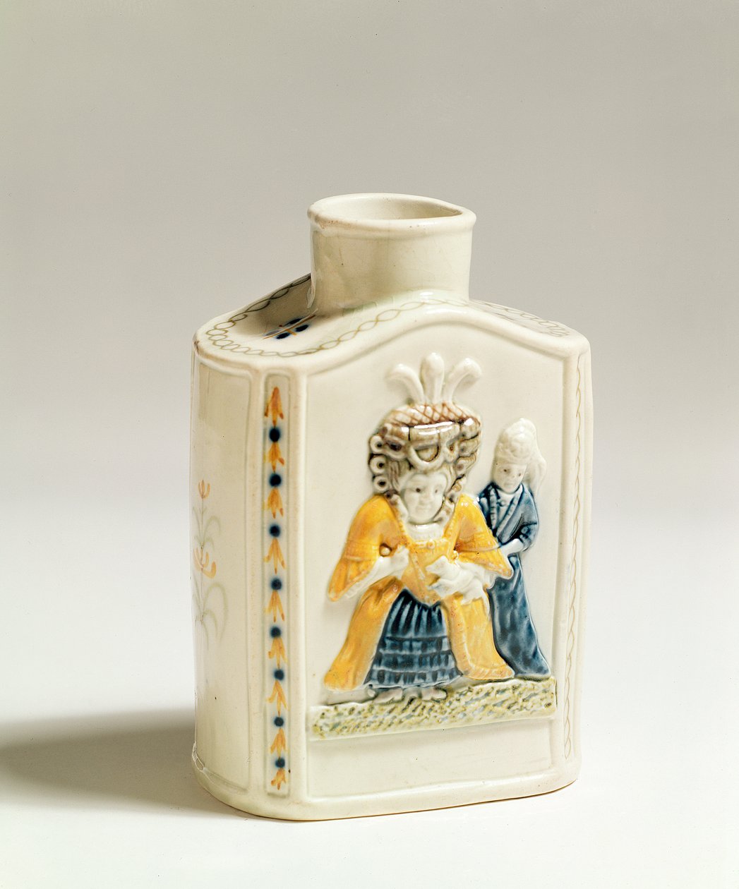 علبة شاي Prattware ، مزينة برسومات لأزياء السيدات ، c.1790-1800 (سيراميك) بواسطة مدرسة اللغة الإنجليزية