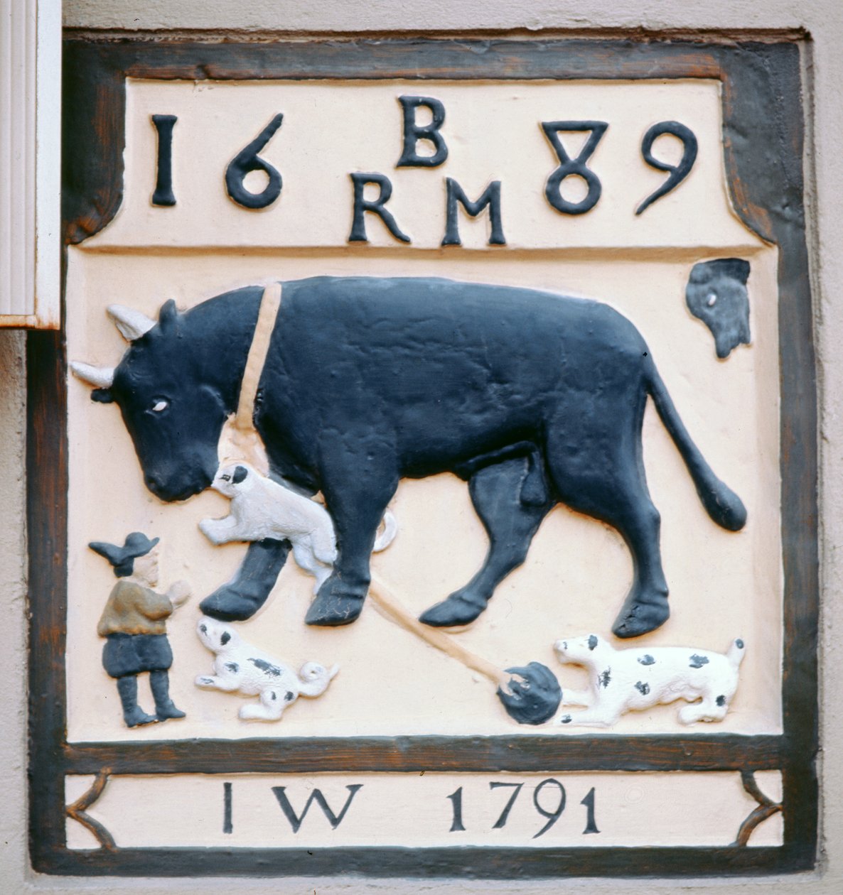 علامة الحانة من Bull and Dog (Black Bull سابقًا) 1689 (حجر مطلي) بواسطة مدرسة اللغة الإنجليزية
