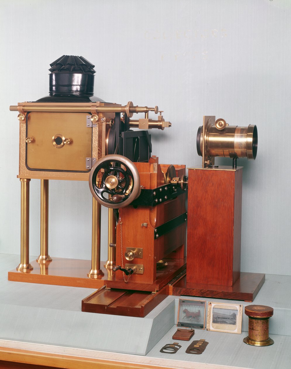 نسخة طبق الأصل من zoopraxiscope التي صممها Eadweard Muybridge (1830-1904) 1880 (خشب) (انظر أيضًا 260227) بواسطة مدرسة اللغة الإنجليزية