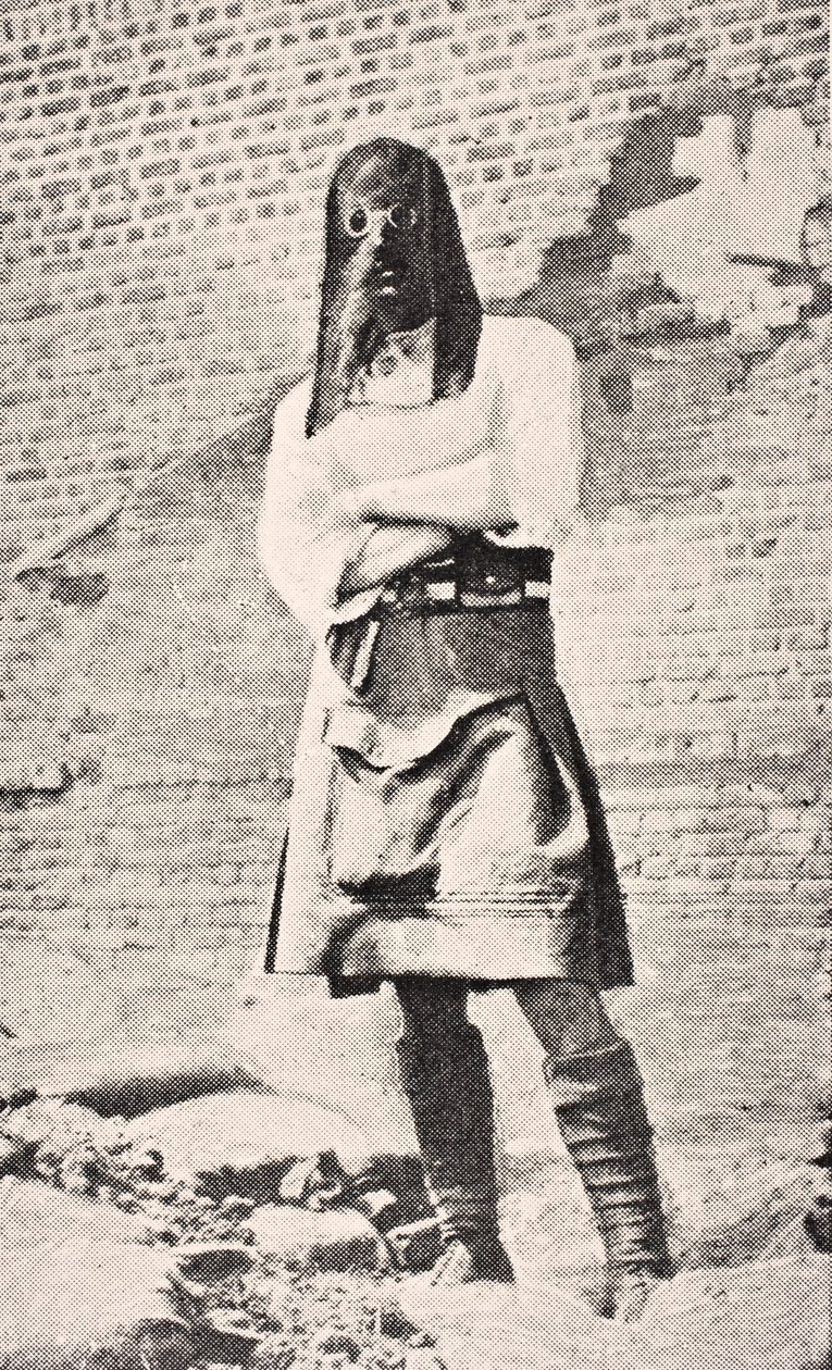جندي اسكتلندي يرتدي قناع غاز في عام 1915 ، من كتاب &39;The War Illustrated deLuxe&39; المنشور في لندن عام 1916 بواسطة مدرسة اللغة الإنجليزية
