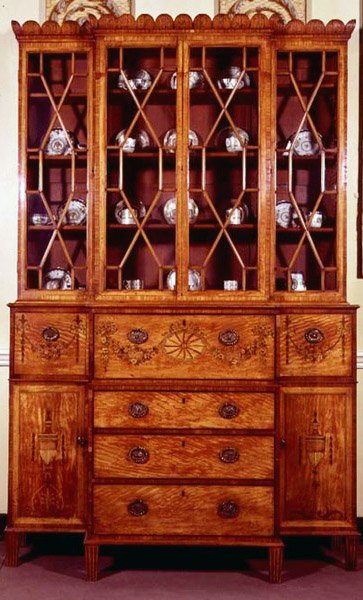 خزانة كتب Secretaire ، 1790 ج (خشب ساتان مجعد) بواسطة مدرسة اللغة الإنجليزية
