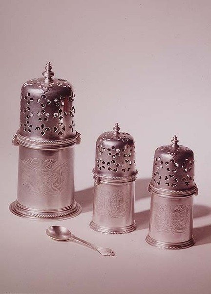 مجموعة من ثلاث عجلات تشارلز الثاني ، بقلم فرانسيس غارثورن ؛ ملعقة الخردل 1680-85 (فضي) بواسطة مدرسة اللغة الإنجليزية