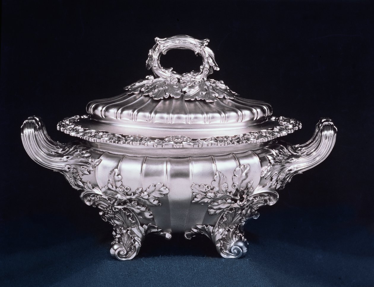 شوربة شوربة ، واحدة من زوج ، من صنع بول ستور في Dean Street Workshop of Rundell Bridge und Rundell ، لندن ، 1819-20 (فضي) بواسطة مدرسة اللغة الإنجليزية