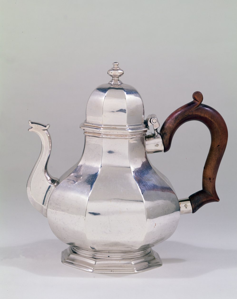 إبريق شاي من Tearle and Lamb ، 1718-19 (فضي) بواسطة مدرسة اللغة الإنجليزية