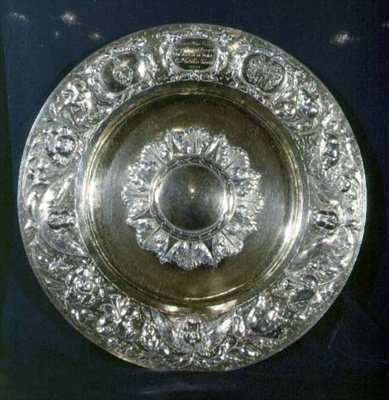 طبق كارولين الزكاة ، صنع في لندن ، 1665-1666 (مذهب فضي) (انظر أيضًا 355579 و 355591) بواسطة مدرسة اللغة الإنجليزية