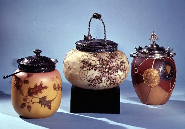 ثلاث أوعية تكسير بزخرفة مطلية بالمينا ، 1888-1895 (زجاج) بواسطة مدرسة اللغة الإنجليزية