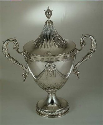 كوبان وغطاء مقبضان ، على غرار التصميم من قبل ويليام كينت ، 1774 (الفضة المذهبة) بواسطة مدرسة اللغة الإنجليزية