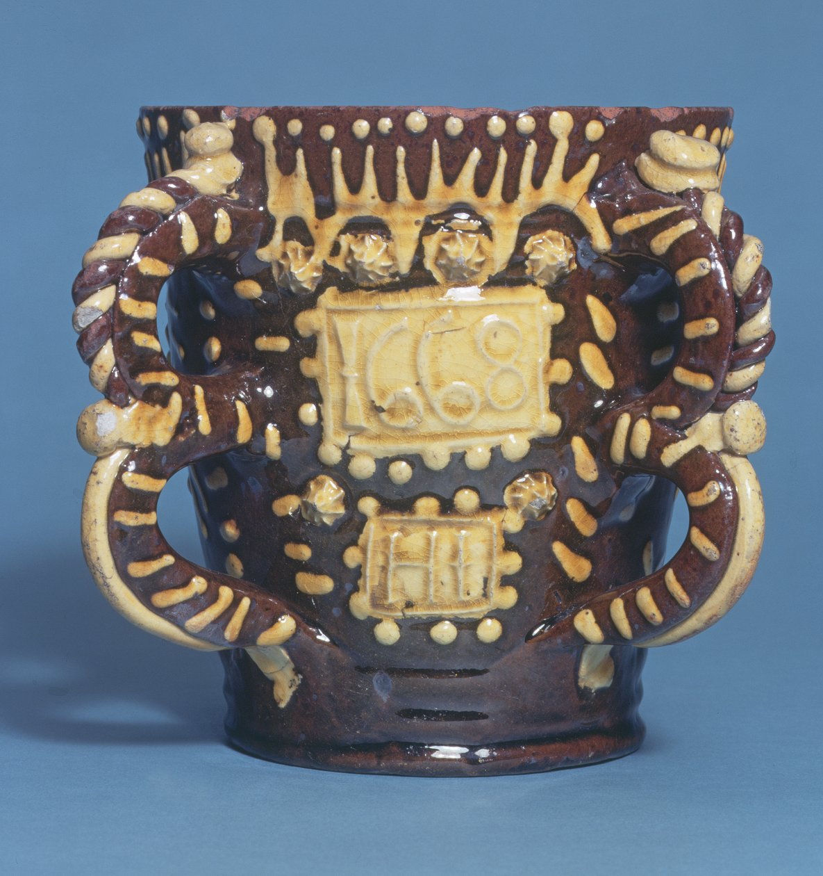 اثنان من tyg بواسطة Henry Ilfield ، Wrotham ، Kent ، c.1668 (سيراميك) بواسطة مدرسة اللغة الإنجليزية