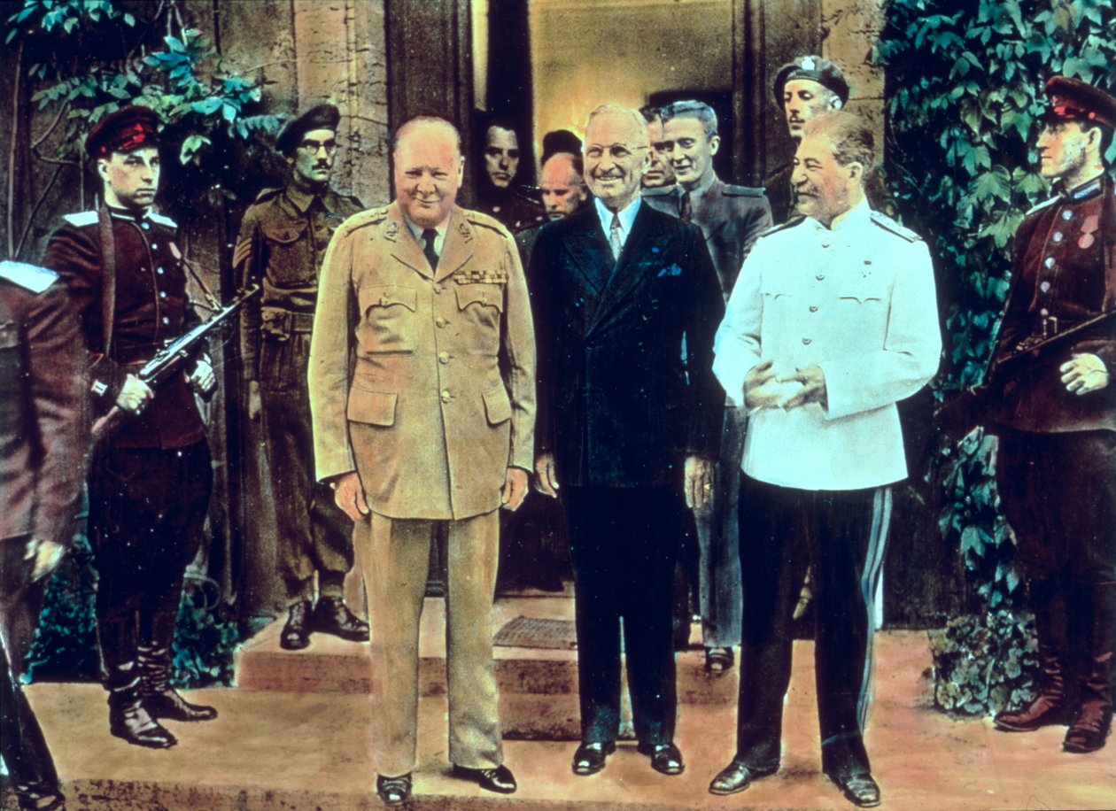 ونستون تشرشل (1874-1965) الرئيس ترومان (1884-1972) وجوزيف ستالين (1879-1953) في مؤتمر بوتسدام ، يوليو 1945 (صورة ملونة) بواسطة مدرسة اللغة الإنجليزية