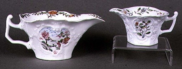 قارب ورسيستر على شكل صوص بيضاوي وكريمر ، زخرفة متعددة الألوان بالمينا ، c.1750-55 (سيراميك) بواسطة مدرسة اللغة الإنجليزية