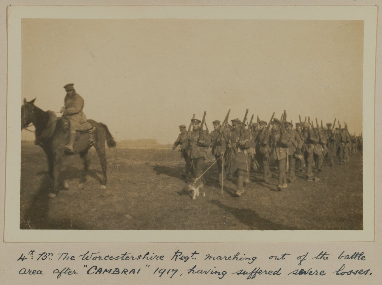 رابع: بن. The Worcestershire Regt. الخروج من ساحة المعركة بعد "كامبري" عام 1917 ، بعد أن تكبد خسائر فادحة بواسطة مصور انجليزى