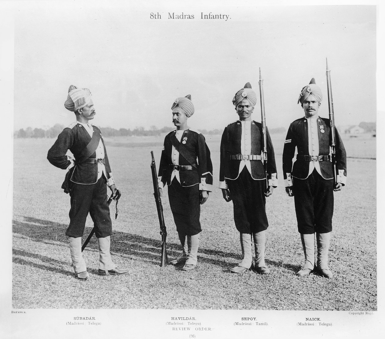 8 مشاة مدراس ، حوالي 1897 (صورة بالأبيض والأسود) بواسطة مصور انجليزى