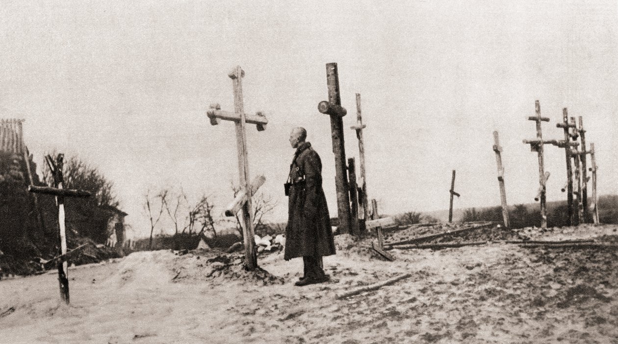 جندي روسي عند قبر رفيق له أثناء الحرب العالمية الأولى ، من أخبار الحرب المصورة ، 1915 بواسطة مصور انجليزى