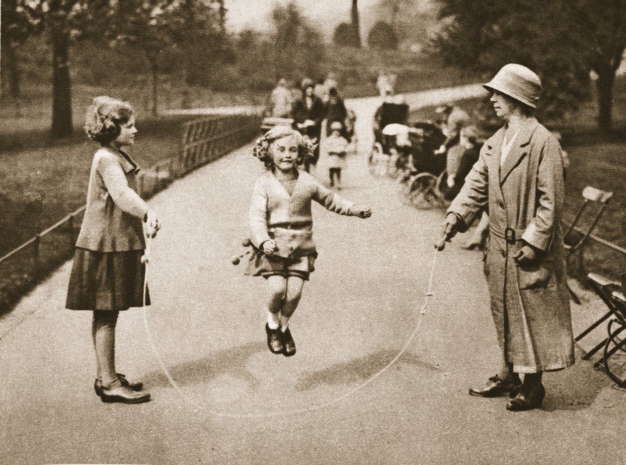 فتاة تتخطى هايد بارك أو حدائق كنسينغتون ، من Wonderful London ، تم نشرها عام 1926-1927 (التصوير الفوتوغرافي) بواسطة مصور انجليزى