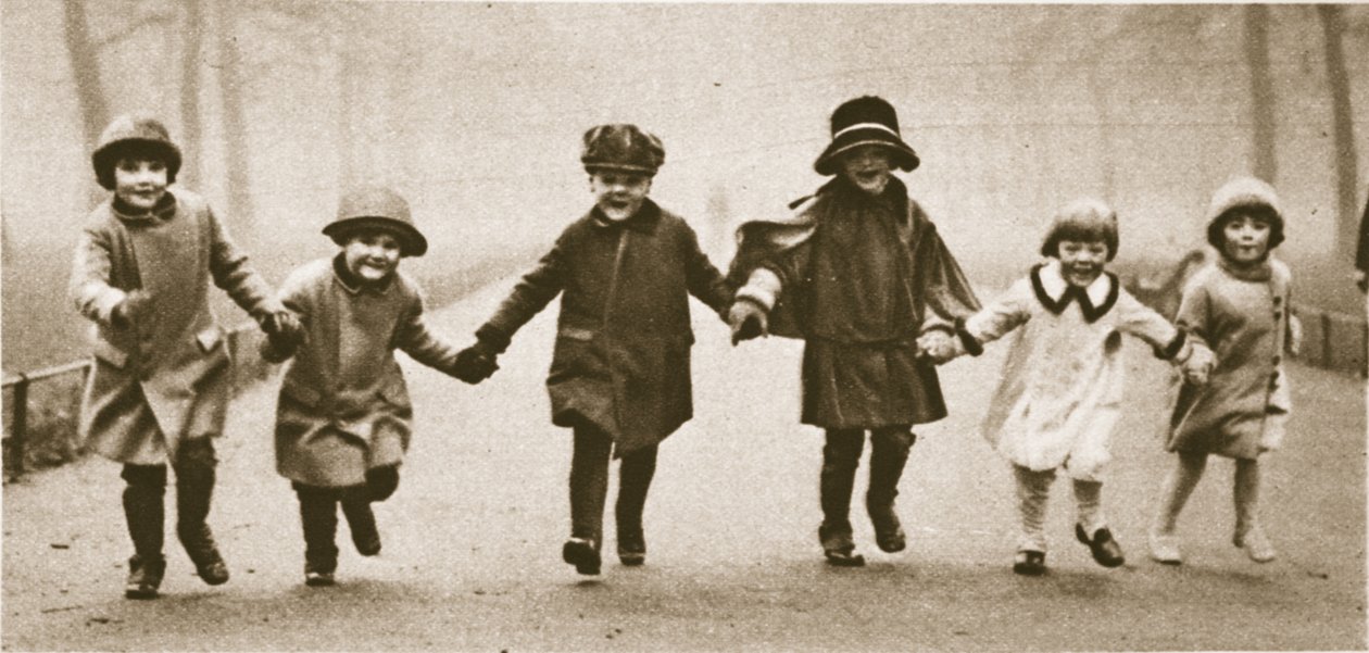 مجموعة من الأطفال الذين يرتدون ملابس جيدة يركضون في هايد بارك ، من Wonderful London ، تم نشره في 1926-1927 (التصوير الفوتوغرافي) بواسطة مصور انجليزى