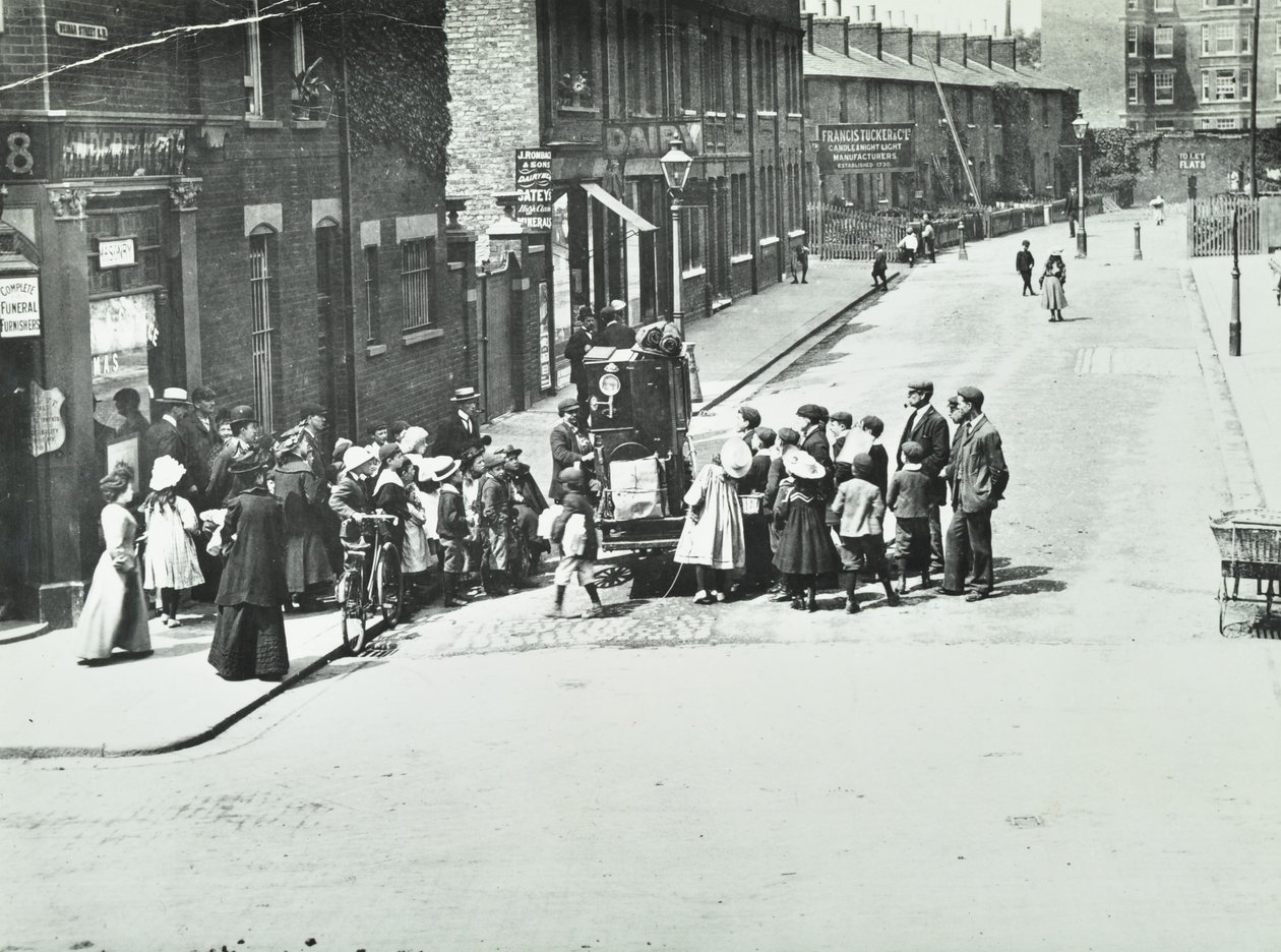 عازف شوارع في بوتني ، لندن ، 1886 بواسطة مصور انجليزى