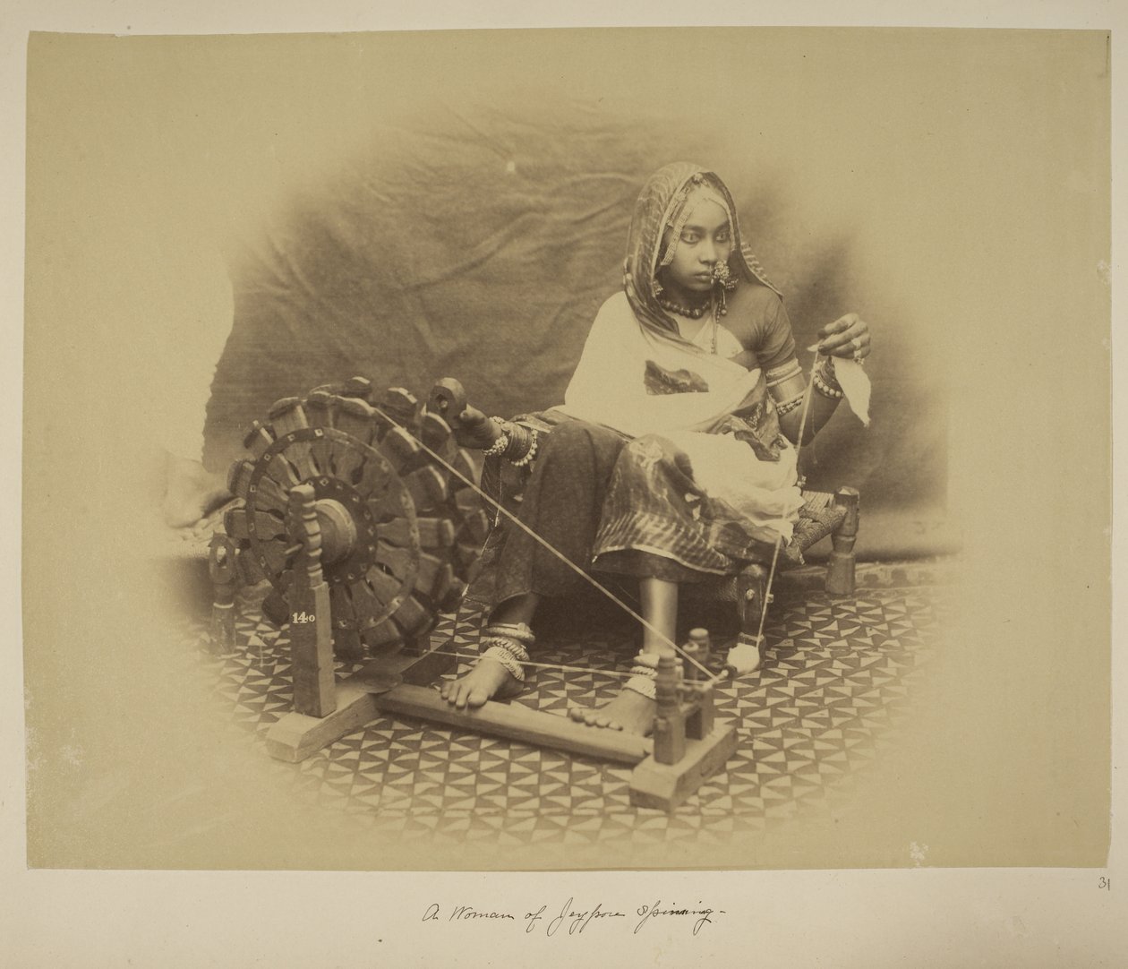 امرأة من Jeypore الغزل ، حوالي 1890 (صورة بالأبيض والأسود) بواسطة مصور انجليزى