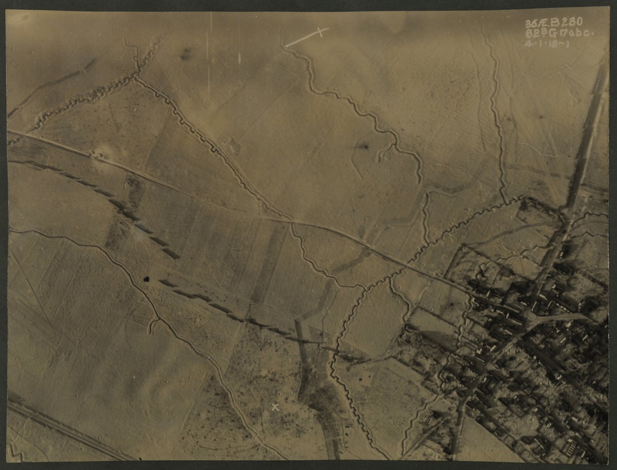 صورة جوية مع خنادق الحرب العالمية الأولى ، 1918 بواسطة مصور انجليزى