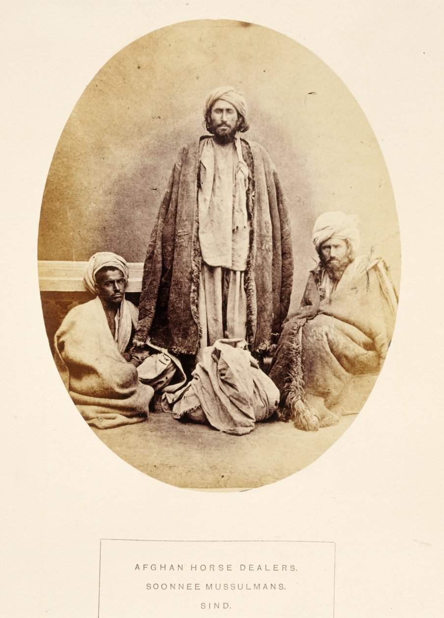 تجار الخيول الأفغان ، Soonnee Mussulmans ، Sind ، من شعب الهند ، بقلم J. Forbes Watson ، تم نشره عام 1868 (طبعة زخرفية) بواسطة مصور انجليزى