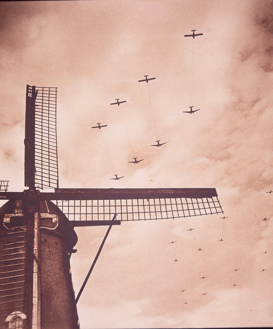 Allied aircraft tow gliders carrying airborne troops over the Netherlands, Battle of Arnhem بواسطة مصور انجليزى