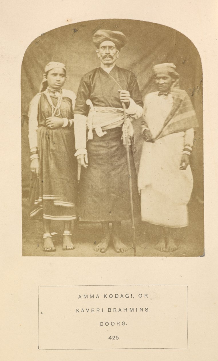 "Amma Kodagi or Kaveri Brahmins" ، من "شعب الهند: سلسلة من الرسوم التوضيحية الفوتوغرافية ، مع حروف وصفية ، لأجناس وقبائل هندوستان" ، المجلد. الثامن لجون فوربس واتسون بواسطة مصور انجليزى