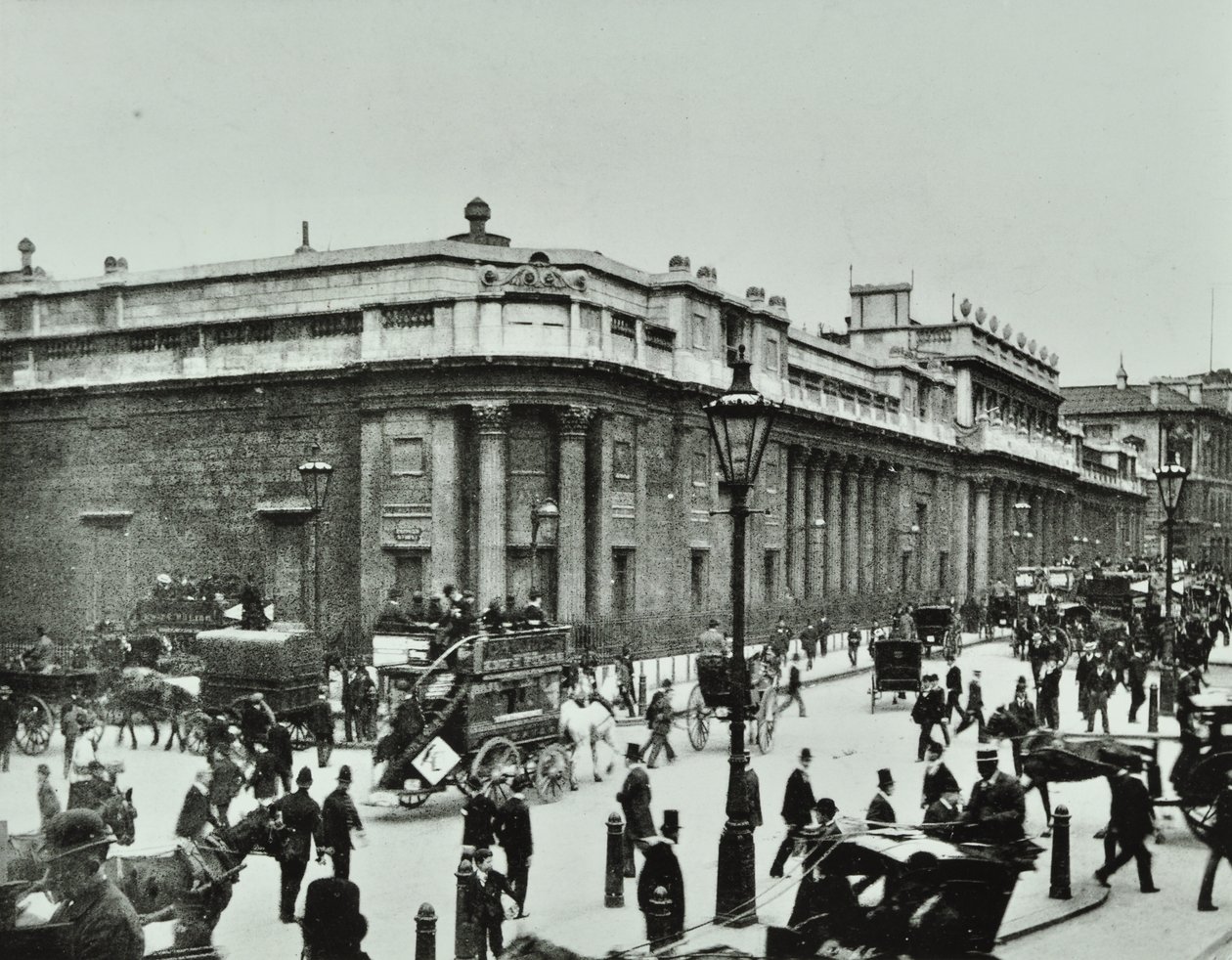 بنك إنجلترا ، شارع ثريدنيدل ، مدينة لندن ، 1890 بواسطة مصور انجليزى