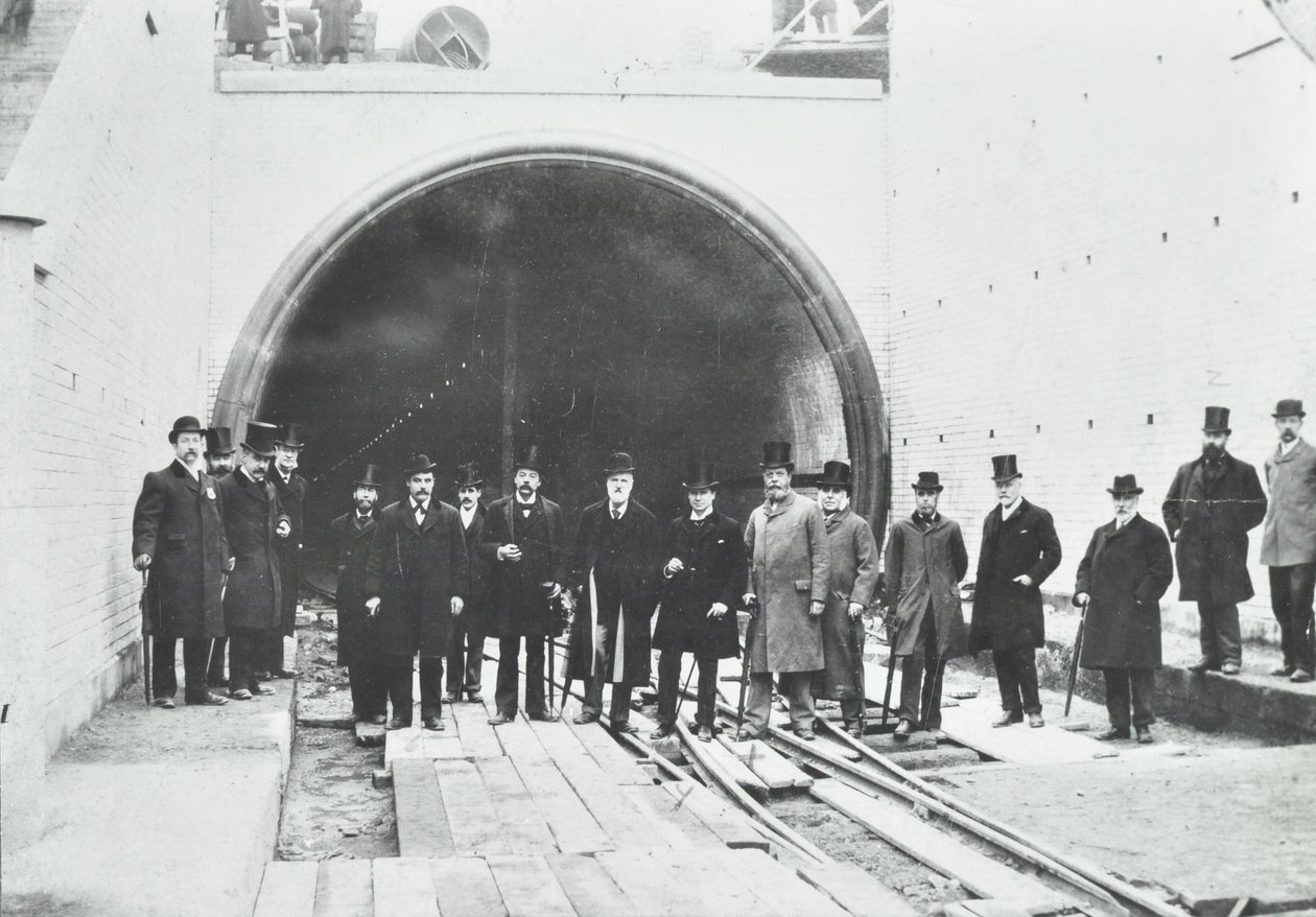 نفق بلاكوال: فحص الجزء الفرعي تحت الماء من قبل الشخصيات البارزة ، 1895 بواسطة مصور انجليزى