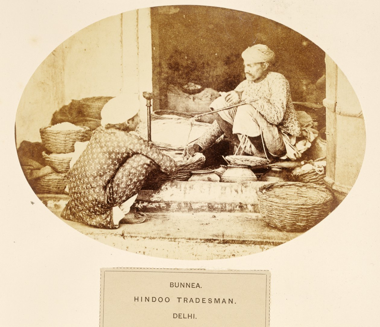 Bunnea، Hindu Tradesman، Delhi ، from The People of India ، بقلم جيه فوربس واتسون ، نُشر عام 1868 (طبعة زخرفية) بواسطة مصور انجليزى