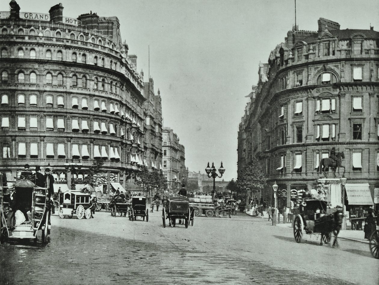 Charing Cross ، Westminster LB: Northumberland Avenue from Square Trafalgar Square and Charing Cross ، 1890 بواسطة مصور انجليزى