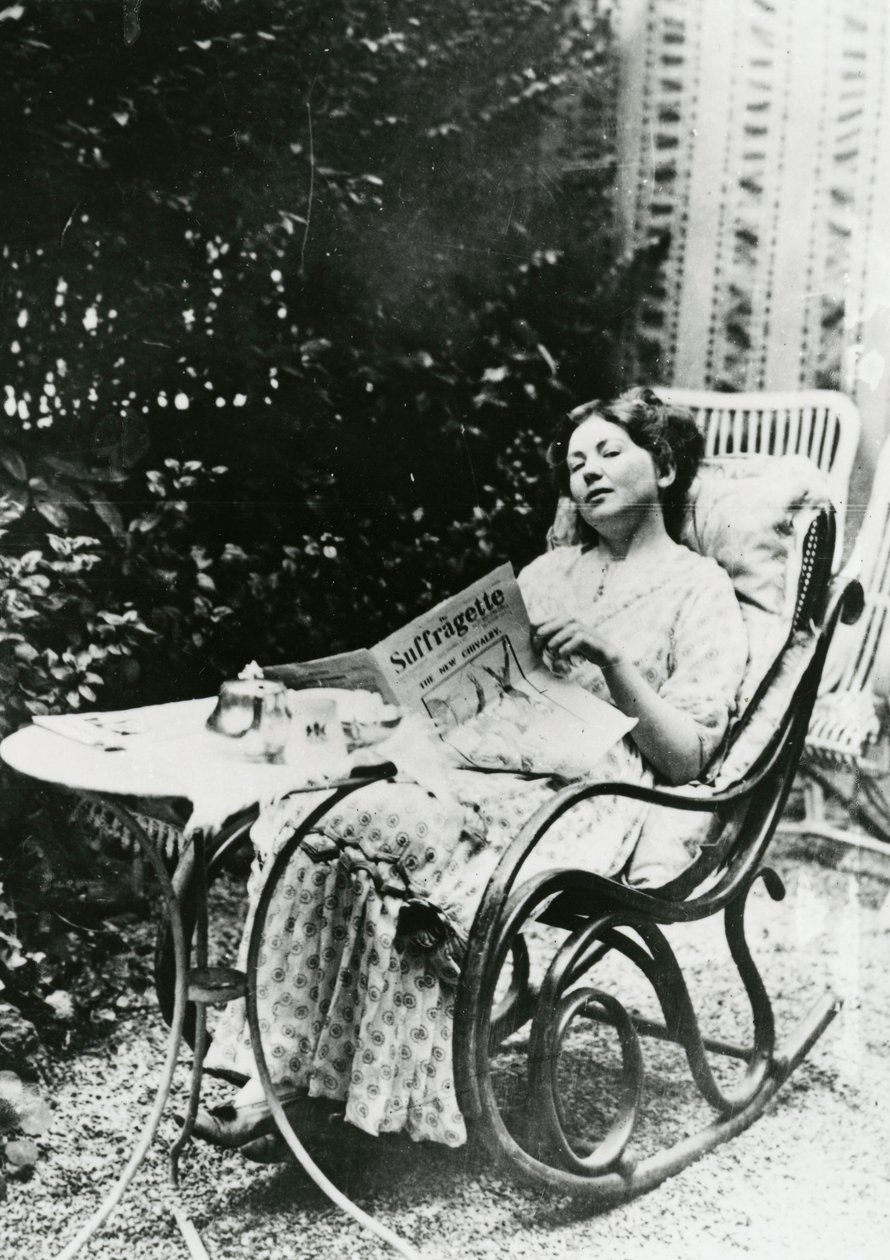 Christabel Pankhurst (1881-1969) يقرأ نسخة من Suffragette c.1905-14 بواسطة مصور انجليزى