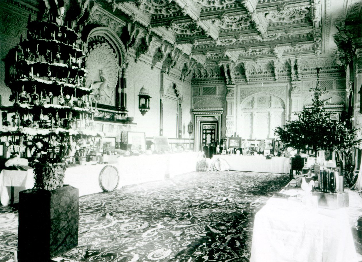 طاولات الكريسماس في غرفة دوربار في منزل أوزبورن ، 1900 بواسطة مصور انجليزى