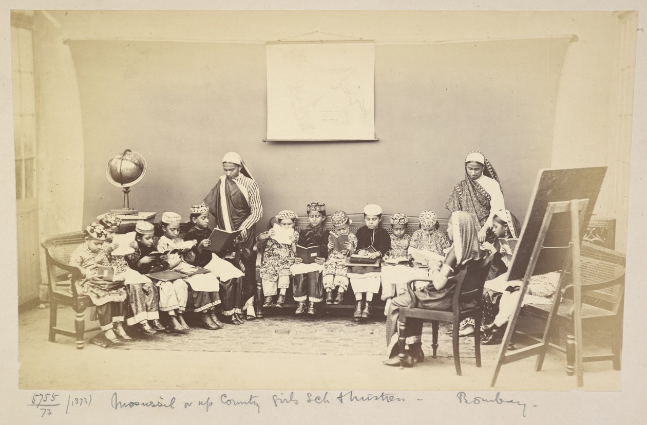 فصل دراسي مع عشيقته في mofussil أو مدرسة البنات الريفية ، بومباي ، c. 1873 (صورة ب / ث) بواسطة مصور انجليزى