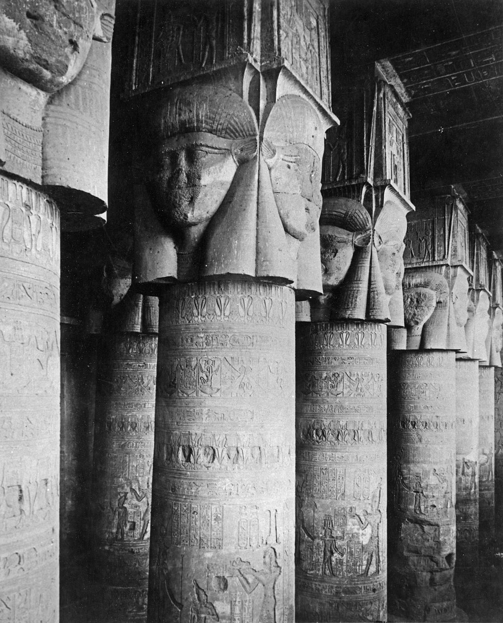 الأعمدة في معبد حتحور ، 1904-05م بواسطة مصور انجليزى