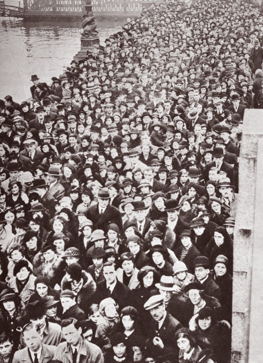 حشود تنتظر الوصول إلى وستمنستر هول ، أثناء الكذب في ولاية جورج الخامس ، 1936 بواسطة مصور انجليزى