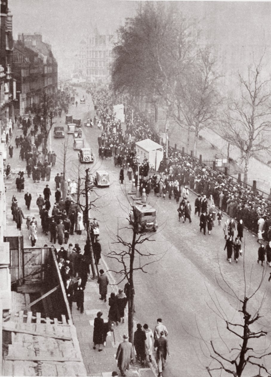 حشود تنتظر الوصول إلى وستمنستر هول ، أثناء الكذب في ولاية جورج الخامس ، 1936 بواسطة مصور انجليزى