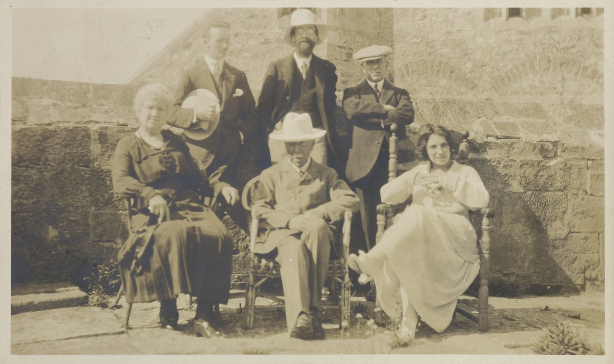 إدوارد هدسون والأصدقاء ، ليندسفارن ، حوالي عام 1918 (طباعة الجيلاتين) بواسطة مصور انجليزى