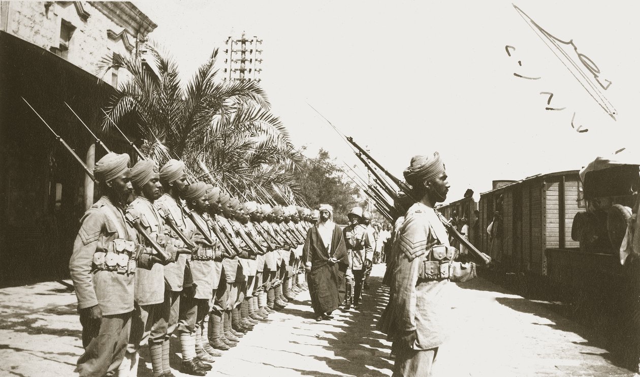 الأمير فيصل في محطة اللد ، فلسطين ، مع السير هربرت صموئيل ، 1920 بواسطة مصور انجليزى