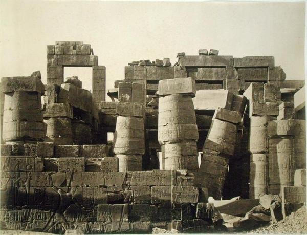 منظر خارجي لأعمدة المعبد الكبير في الكرنك بواسطة مصور انجليزى