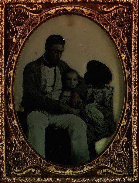 الأب والطفل ، حوالي 1850 (ambrotype_ بواسطة مصور انجليزى