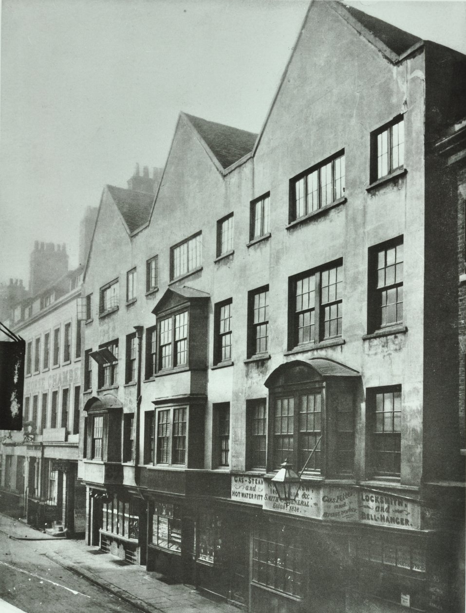 Fetter Lane ، الجزء الخلفي من Barnards Inn ، مدينة لندن ، 1879 بواسطة مصور انجليزى