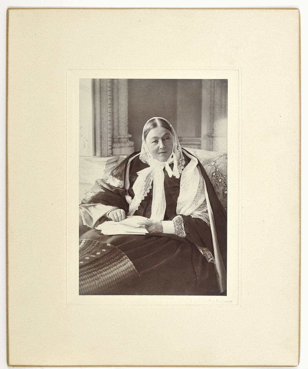 فلورنس نايتنجيل ، جالسة على أريكة في الغرفة الزرقاء في Claydon House ، 1891 بواسطة مصور انجليزى