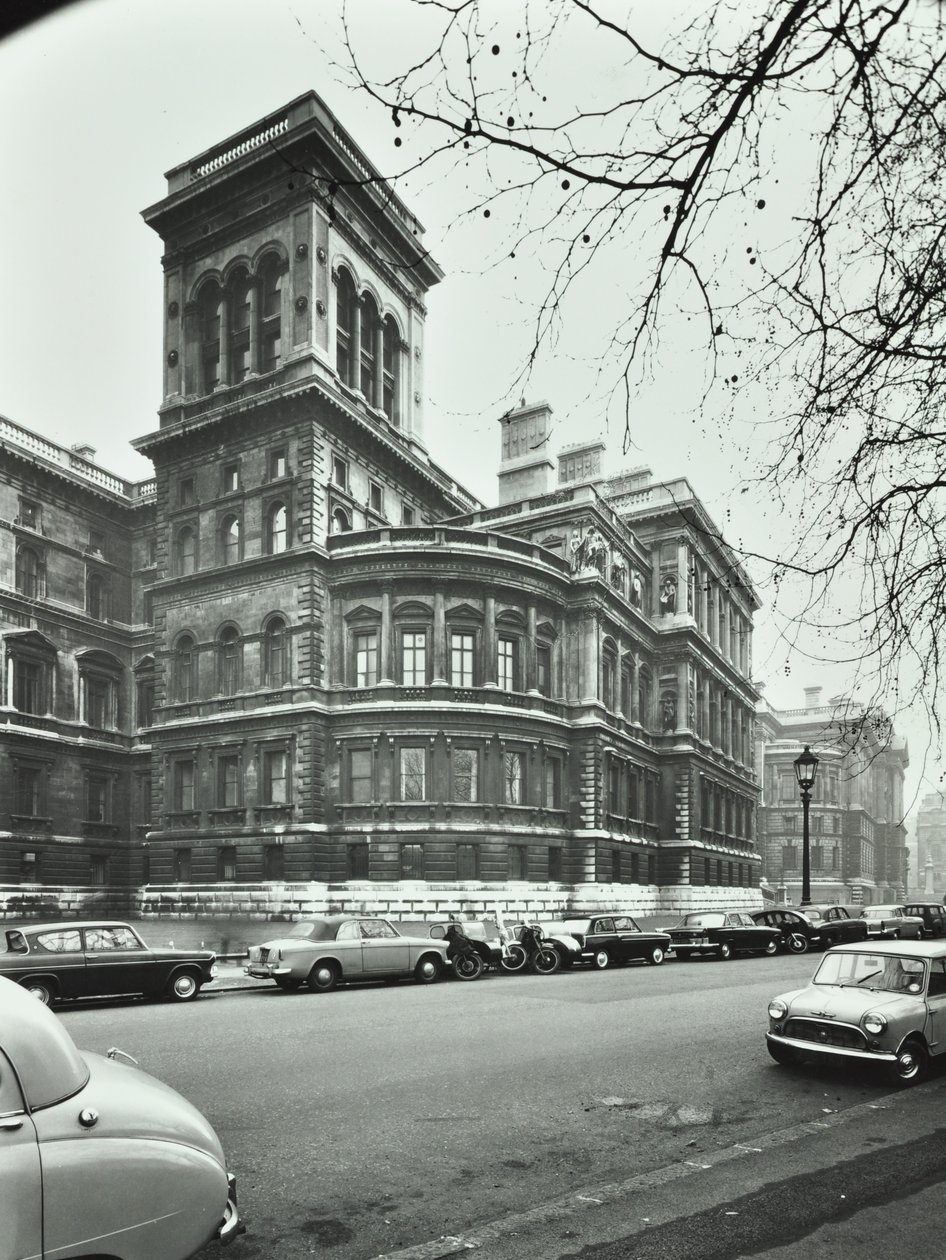 مكتب Foriegn ، Whitehall ، Westminster LB: الارتفاع إلى Saint Jamess Park ، 1896 بواسطة مصور انجليزى