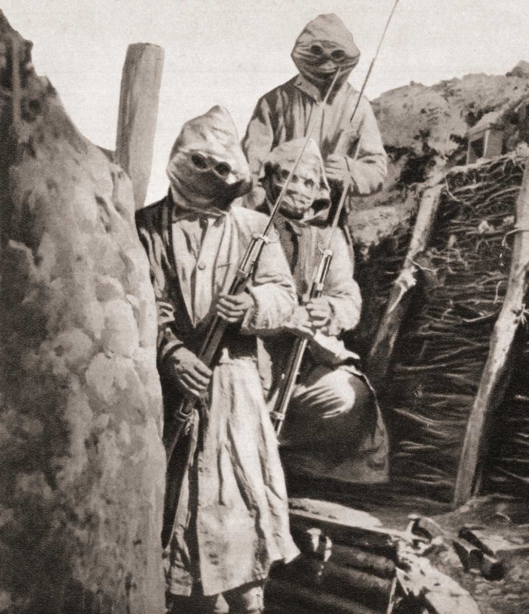 جنود المشاة الفرنسيون أثناء الحرب العالمية الأولى يرتدون أجهزة التنفس لحمايتهم من غاز السم الألماني ، من أخبار الحرب المصورة ، 1915 بواسطة مصور انجليزى