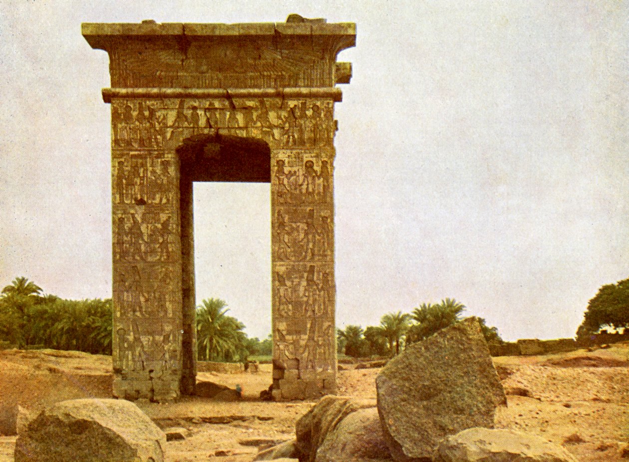 بوابة بطليموس الثاني بالكرنك. بواسطة مصور انجليزى