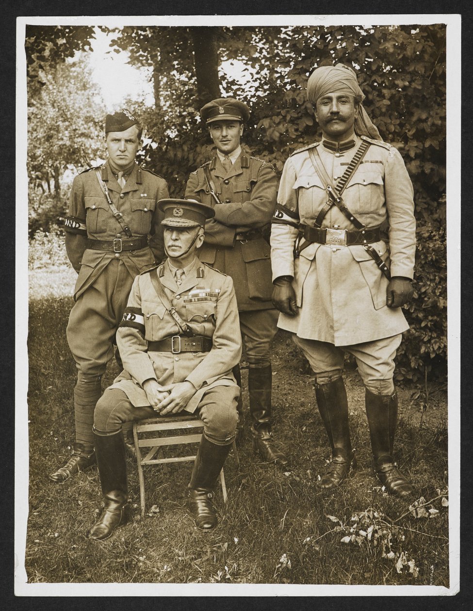 الجنرال السير جيمس ويلكوكس وطاقمه الشخصي في الحديقة بمقره [ميرفيل ، فرنسا]. 31 يوليو 1915 (طباعة فضية الجيلاتين) بواسطة مصور انجليزى